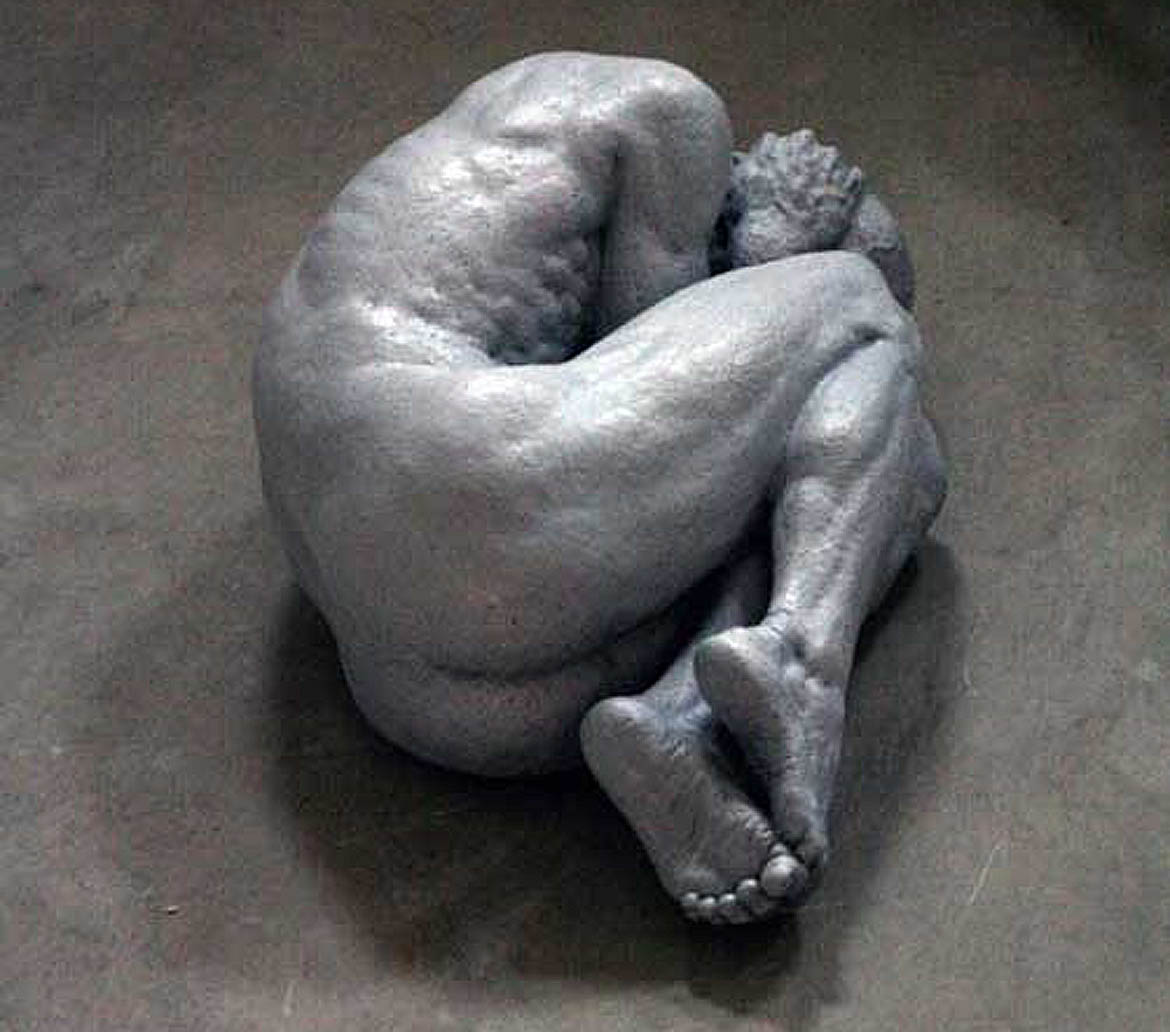 博仟北京雕塑公司塑造的蜷缩的男人体雕塑艺术