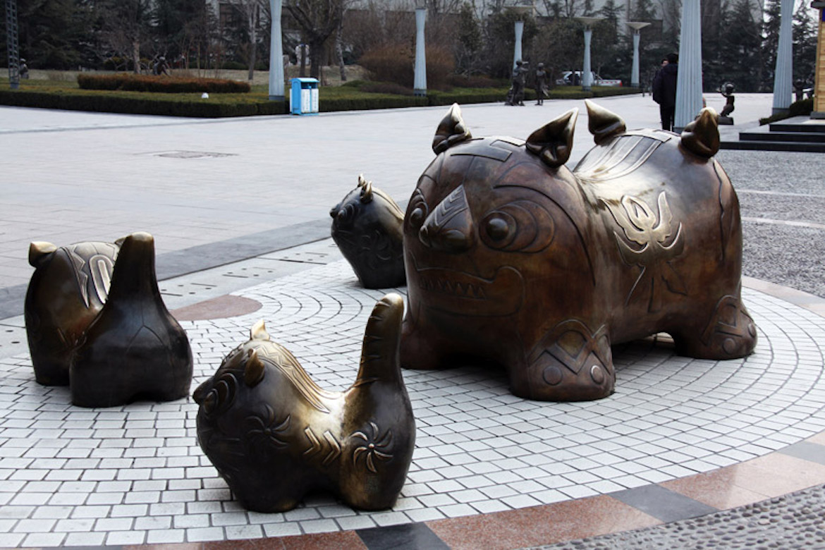 潍坊风筝广场铸铜动物布老虎雕塑